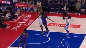 Guerschon Yabusele dunke devant Anthony Davis, le 28 janvier 2025
