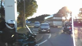 Le bus du PSG sous bonne escorte policière  - Témoins BFMTV