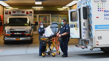 Une équipé paramédicale préparant une civière pour un patient à New-York, le 1er avril 2020