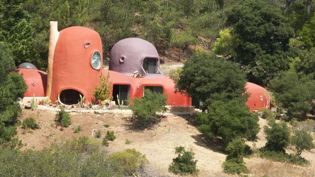 Cette maison est un mélange entre les Barbapapa et les Pierrafeu.