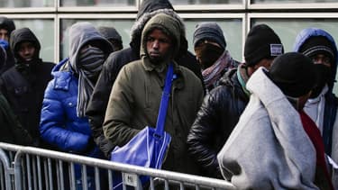Des réfugiés font la queue devant un centre d'accueil (Photo d'illustration)