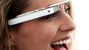 Google a dévoilé mercredi un prototype de lunettes utilisant la technologie de la réalité augmentée, permettant de prendre des photos, de lancer une visioconférence et de trouver son chemin, grâce minuscules caméras à commande vocale intégrés aux branches