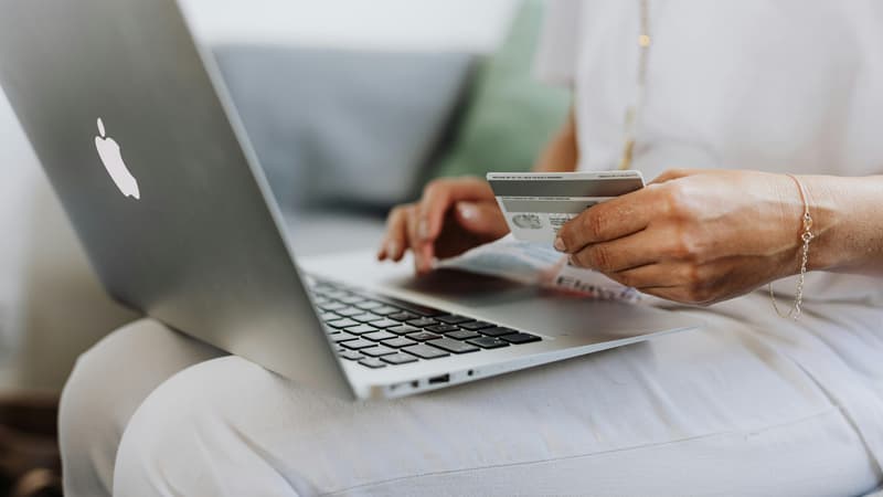 Un homme faisant des achats en ligne sur son ordinateur (photo d'illustration).