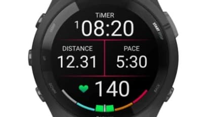 Le cadran de la montre se partage en quatre données différentes : le chronomètre en haut, la distance parcourue à gauche, l'allure à droite et la fréquence cardiaque en bas.