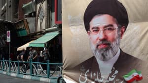 Un portrait du guide suprême iranien Mojtaba Khamenei, photographié dans une rue de Téhéran le 24 avril 2026.