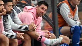 Lionel Messi sur le banc lors du match d'exhibition entre l'Inter Miami et Hong Kong XI, le 4 février 2024