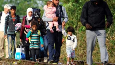 Des familles de migrants à la frontière entre la Serbie et la Hongrie, le 25 août 2015.