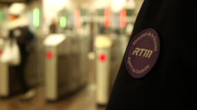Un agent de contrôle de la RTM, dans le métro marseillais.
