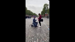 Juste avant le défilé du 14-Juillet, un soldat a demandé sa compagne en mariage sur les Champs-Élysées