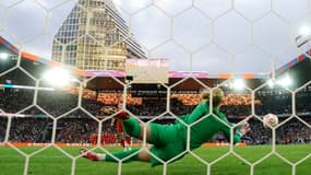 La gardienne anglaise Hannah Hampton repousse un tir au but lors de la finale de l'Euro féminin Angleterre-Espagne (1-1, 3 t.a.b. 1), le 27 juillet 2025