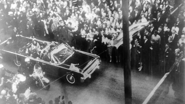 John Fitzgerald Kennedy le 22 novembre 1963 à Dallas, aux États-Unis, juste avant de se faire tirer dessus.