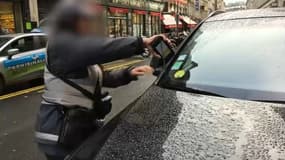 Des agents du stationnement auraient été interpellés abusivement à Paris.