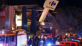 Les sapeurs-pompiers n'ont trouvé aucune victime dans la nuit, sur les lieux de l'effondrement du toit du supermarché Carrefour, à Nice.