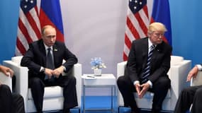 Le président russe Vladimir Poutine (g) et son homologue américain Donald Trump (d), le 7 juillet 2017à Hambourg en Allemagne