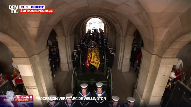 Funérailles d'Elizabeth II: le cercueil traverse Horse Guards