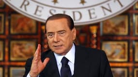 Silvio Berlusconi est l'objet d'une enquête sur la nature de ses relations avec une adolescente danseuse dans une boîte de nuit qui a participé à des soirées chez le président du Conseil italien. /Photo prise le 23 décembre 2010/REUTERS/Tony Gentile