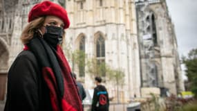 Une habitante porte un masque dans les rues de Rouen après l'incendie de l'usine Lubrizol, le 26 septembre 2019
