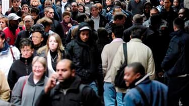 Selon une enquête de TNS Sofres et Publicis Consultants, 77% des Français ne sont pas confiants dans l'amélioration de la situation économique de leur pays et 63% pensent que la crise grecque peut se propager à la France. /Photo d'archives/REUTERS