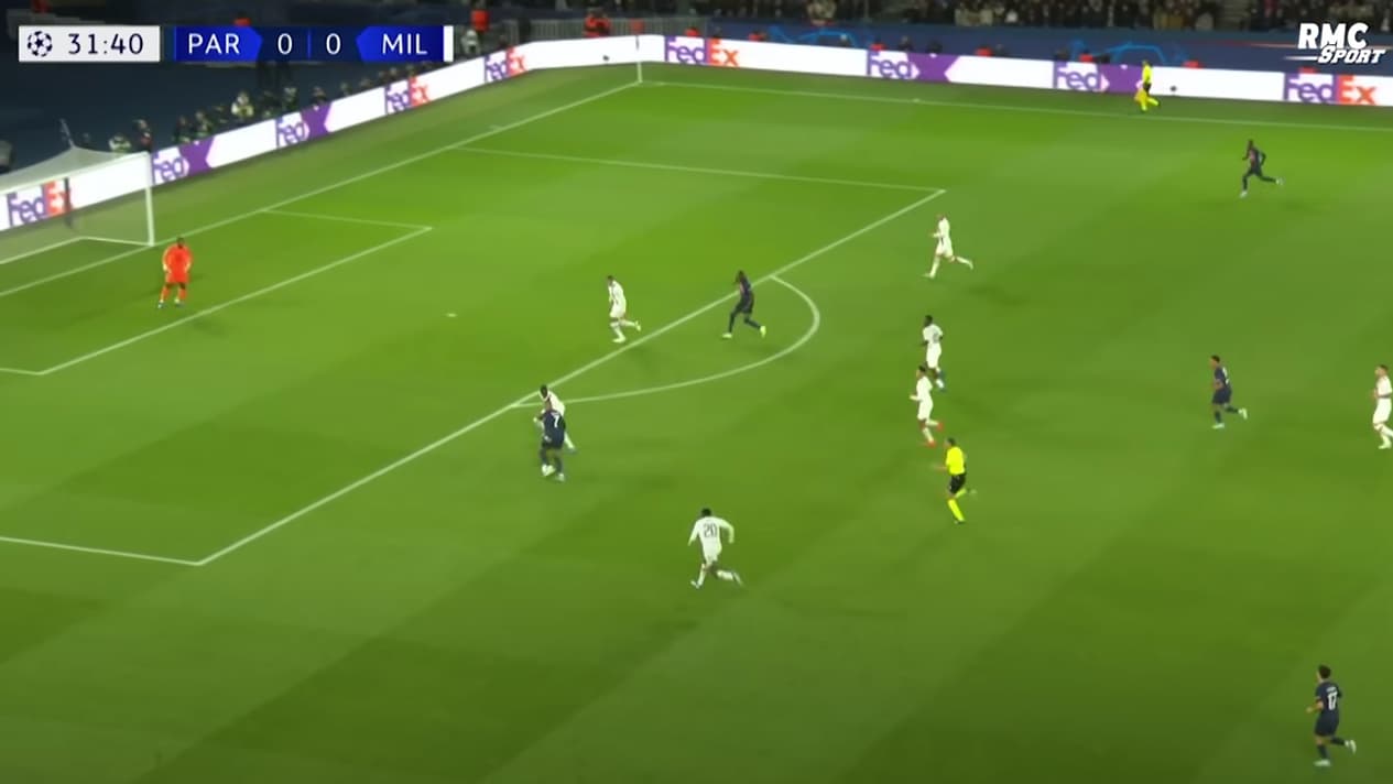 Kylian Mbappé vient de recevoir le ballon, Tomori a eu temps d'hésitation fatal, le défenseur milanais est désormais sur le reculoir