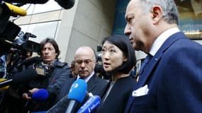 La ministre de la culture Fleur Pellerin entourée de Laurent Fabius et Bernard Cazeneuve devant le siège de TV5MONDE à Paris le 9 avril 2015