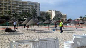 Des policiers inspectent la plage de l'hôtel Riadh Palms, visé par un kamikaze, à Sousse, mercredi 30 octobre.