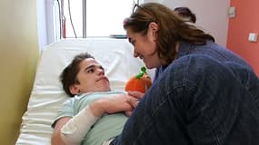 Anne-Sophie Lapointe et son fils Théophile, atteint d'une maladie lysosomale, à l'hôpital parisien Necker.