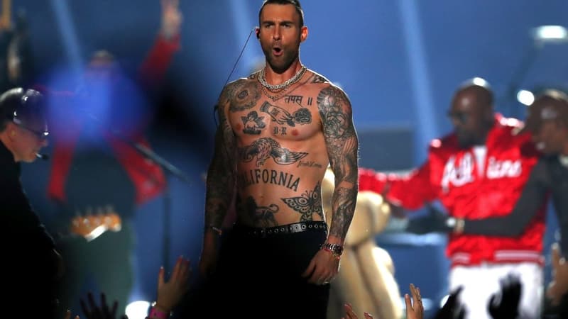 Adam Levine, leader de Maroon 5, lors du concert de mi-temps du Super Bowl 