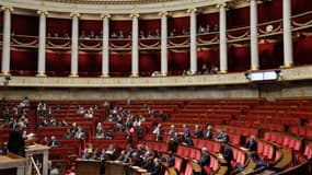 Discours de François Bayrou devant une Assemblée nationale clairsemée le 16 janvier 2025, à Paris