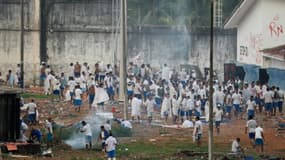 Des prisonniers lors d'une émeute à la prison d'Alcacuz, le 18 janvier 2017 au Brésil