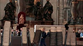 Préparatifs dans la chapelle Sixtine en vue du conclave chargé à élire un nouveau pape. Aucun favori ne semblait se dégager à la veille de l'ouverture du conclave, alors que les cardinaux débattaient une dernière fois lundi de l'avenir de l'Eglise catholi