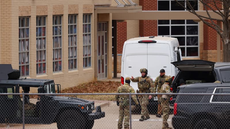 Des membres des forces d'intervention spéciales réunis à proximité de la synagogue de Colleyville, le 15 janvier. 