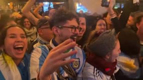 Coupe du monde : la joie des supporters argentins dans un bar de Paris