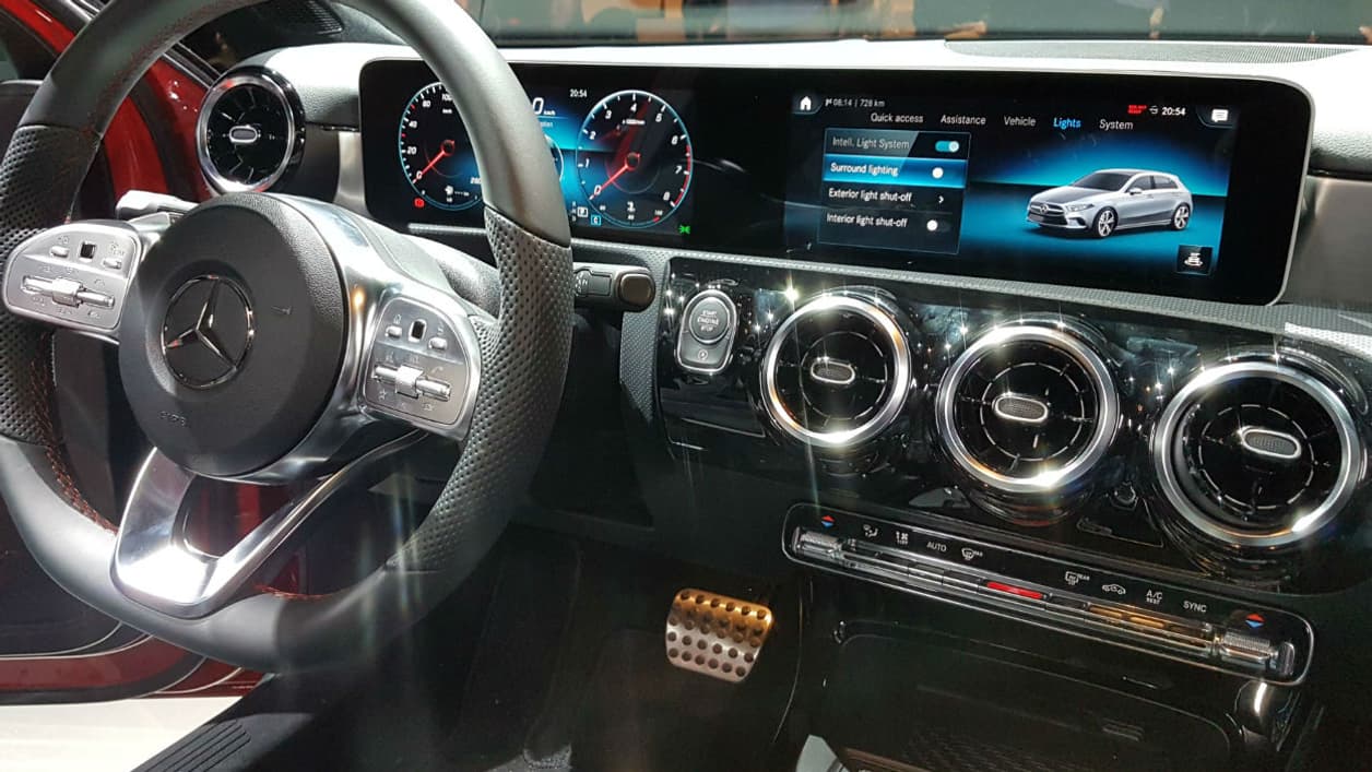 Cette Classe A offre 4 manières d'accédéer au menu de l'écran: les boutons sur le volant, le pavé tactile sur la console centrale, la reconnaissance vocale (désormais avec assistant virtuel) et directement au toucher, car l'écran est maintenant tactile. Cette Classe A offre 4 manières d'accédéer au menu de l'écran: les boutons sur le volant, le pavé tactile sur la console centrale, la reconnaissance vocale (désormais avec assistant virtuel) et directement au toucher, car l'écran est maintenant tactile.
