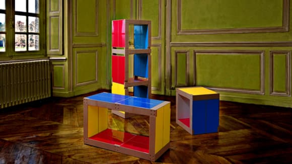 Des meubles modulaires qui se montent, se démontent et se remontent. Des meubles modulaires qui se montent, se démontent et se remontent.