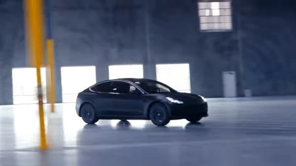 Une Tesla Model 3 Performance filant à travers l'usine?