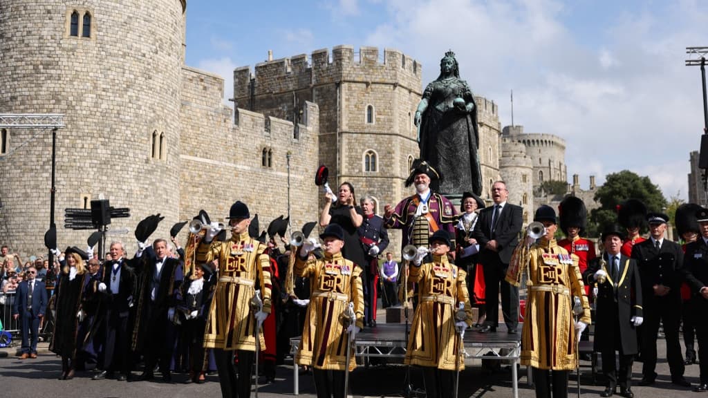 Le crieur public Chris Brown se tient sous une statue de la reine Victoria, alors qu'il lit la proclamation du nouveau roi, le roi Charles III, à l'extérieur du château de Windsor, à l'ouest de Londres, le 11 septembre 2022.
