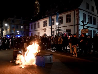 Des poubelles en feu en marge d'une manifestation contre la réforme des retraites lundi 20 mars à Strasbourg