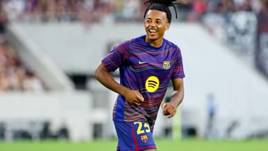 Jules Koundé avec le maillot du FC Barcelone, le 27 juillet 2025.