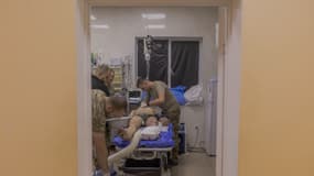 Un soldat ukrainien blessé soigné près de la ligne de front, à Kurakhove, dans la région orientale de Donetsk, le 14 octobre 2024.