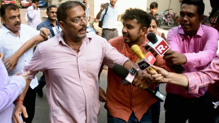 L'acteur Nana Patekar encerclé par des journalistes ce lundi, alors qu'il est accusé d'agression sexuelle par l'actrice Tanushree Dutta.
