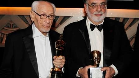 L'acteur Eli Wallach (à gauche), le réalisateur Francis Ford Coppola (à droite), ainsi que Jean-Luc Godard et l'historien du cinéma Kevin Brownlow, ont été honorés d'un Oscar pour l'ensemble de leurs carrières samedi soir à Hollywood. /Photo prise le 13 n