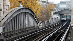 Cette opération, organisée par la RATP et Natureparif, l'Agence régionale pour la nature et la biodiversité en Ile-de-France, vise à mettre en avant l'enjeu de la végétalisation du métro parisien.&nbsp;