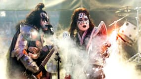 Gene Simmons (à gauche) et Ace Frehley (à droite), du groupe de rock Kiss, lors d'une performance au début du Super Bowl le 31 janvier 1999 à Miami en Floride (États-Unis).