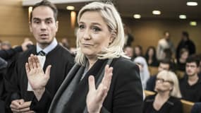 Marine Le Pen attend l'ouverture de l'audience, à Lyon, le 20 octobre 2015.