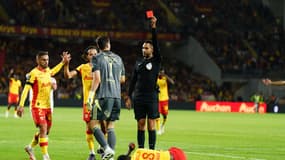 Abdelatif Kherradji donne un carton rouge à Majecki lors de Lens-Brest, le 29 août 2025.