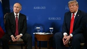 Le président américain Donald Trump et le président russe Vladimir Poutine se rencontrent lors d'un sommet américano-russe sur l'Ukraine à la base commune Elmendorf-Richardson à Anchorage, en Alaska, le 15 août 2025.
