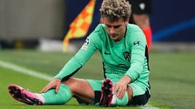 Antoine Griezmann assis par terre lors du match Inter-Atlético en Ligue des champions, le 20 février 2024
