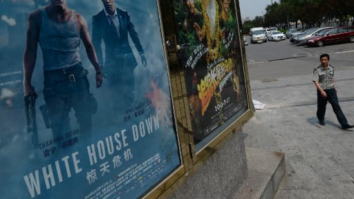 Affiches de films hollywoodiens devant un cinéma de Pékin, en Chine, le 31 juillet 2013 (photo d'illustration).