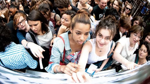 Des lycéens découvrent les résultats du bac, le 06 juillet 2010 au lycée Jean Lafontaine à Paris.