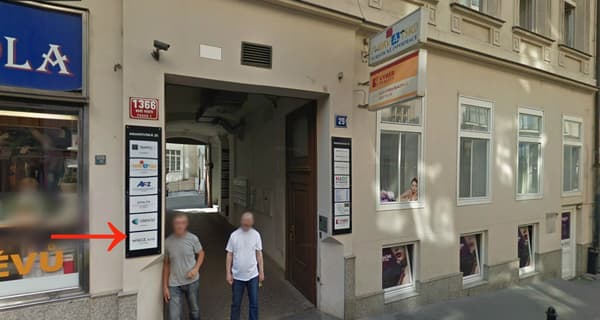 Une discrète plaque indique la présence de la société WGCZ dans une petite rue de Prague. Une discrète plaque indique la présence de la société WGCZ dans une petite rue de Prague.